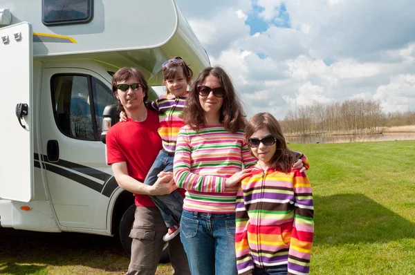 Familienurlaub auf dem Campingplatz, Wohnmobilausflug — Stockfoto