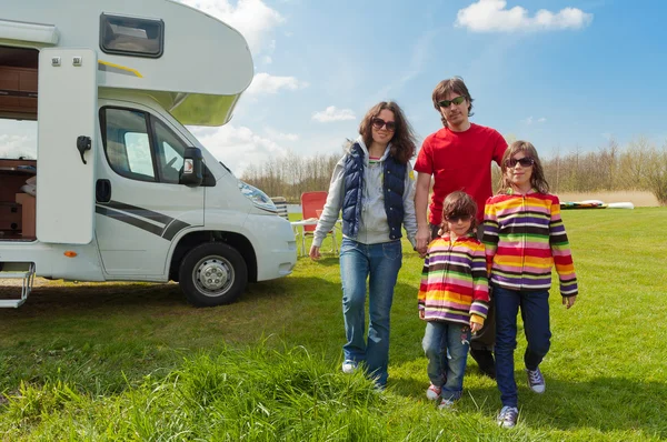 Familjesemester i, husbil campingtur — Stockfoto