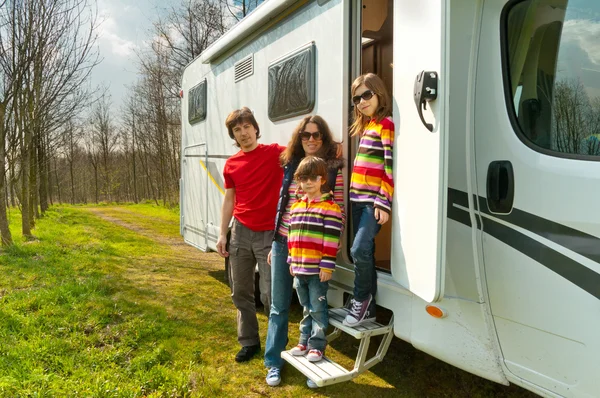 Férias em família no acampamento, viagem de motorhome — Fotografia de Stock