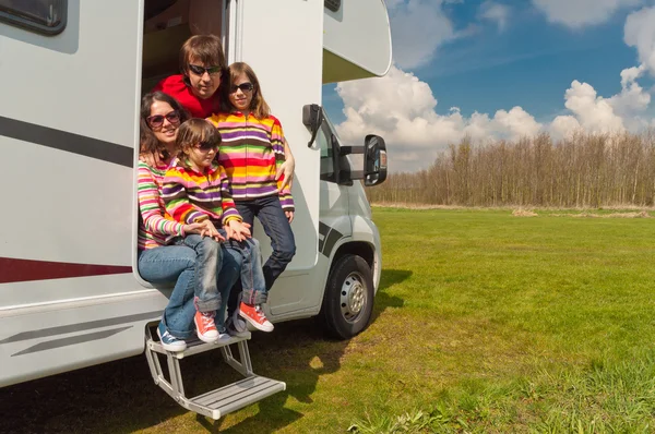 Familie vakantie in camping, camper reis — Stockfoto