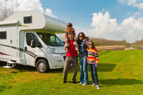 Vacanza in famiglia in campeggio, viaggio camper Immagini Stock Royalty Free