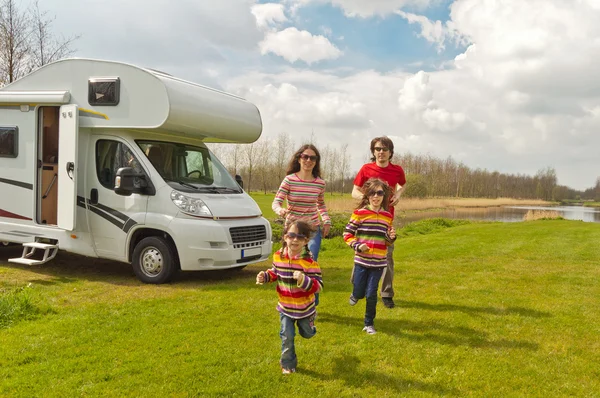 Familjesemester i, husbil campingtur — Stockfoto