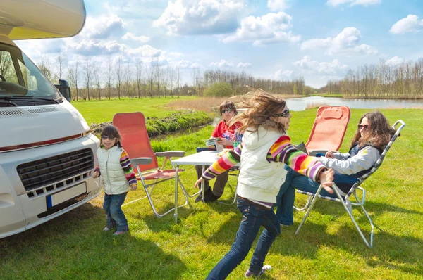 Vacaciones familiares en camping, autocaravanas — Foto de Stock