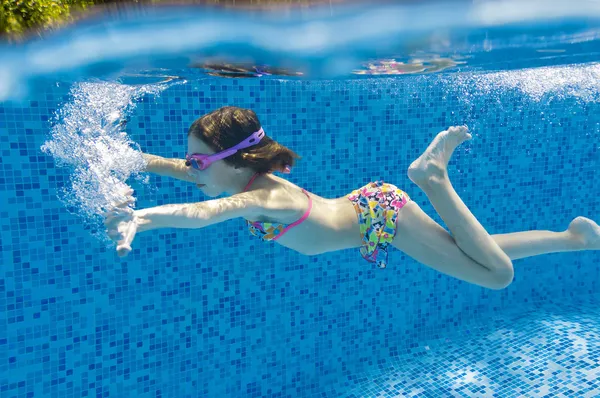 Mutlu gülümseyen sualtı çocuk Yüzme Havuzu — Stok fotoğraf
