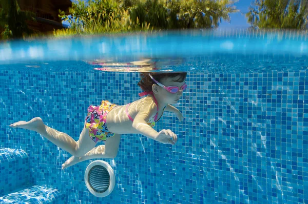 Szczęśliwy uśmiechający się dziecko pod wodą w basenie — Zdjęcie stockowe