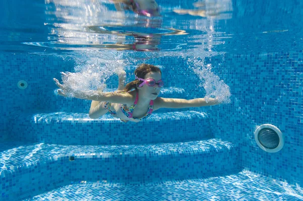 Happy smiling underwater child in swimming pool — Stock Photo, Image