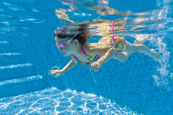 Mutlu gülümseyen sualtı çocuk Yüzme Havuzu — Stok fotoğraf