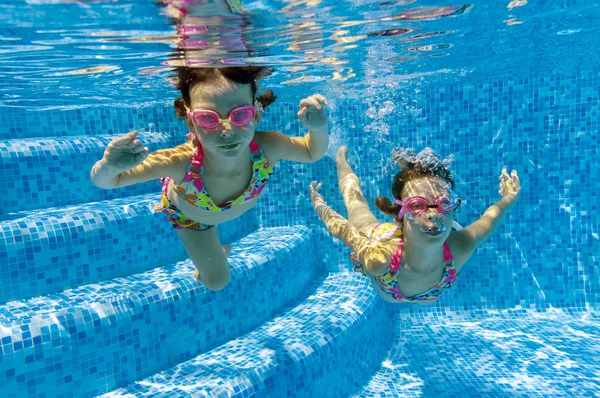 Feliz sorrindo crianças subaquáticas na piscina — Fotografia de Stock