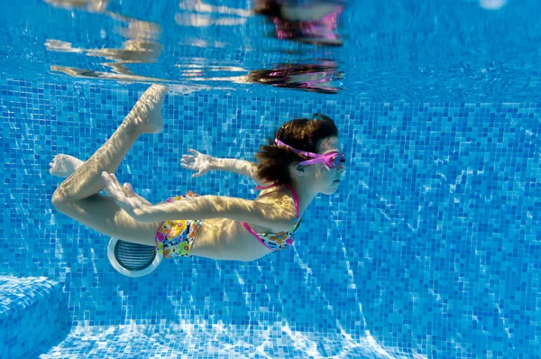 Boldog mosolygó víz alatti gyermek medence — Stock Fotó