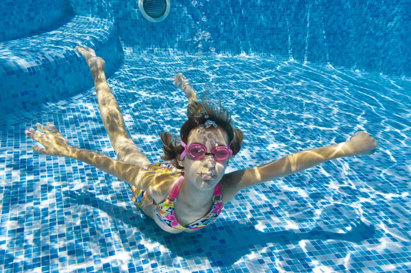Un copil subacvatic zâmbitor fericit în piscină — Fotografie, imagine de stoc