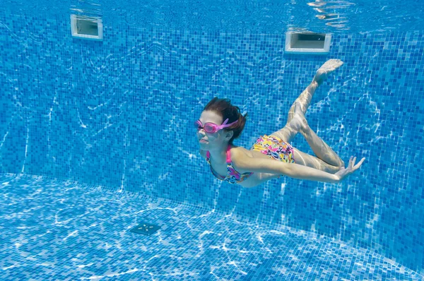 Щаслива усміхнена підводна дитина в басейні — стокове фото