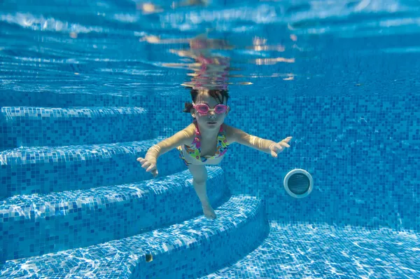 スイミング プールで幸せの笑みを浮かべて水中子 — ストック写真