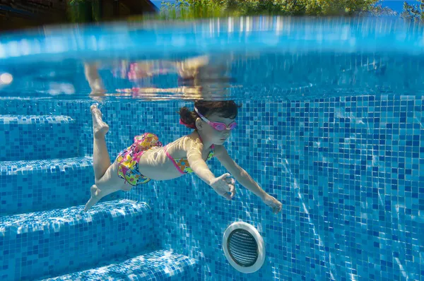 Щаслива усміхнена підводна дитина в басейні — стокове фото