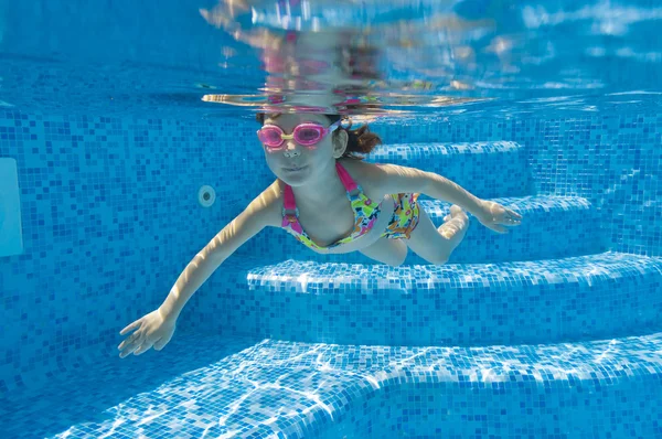 Szczęśliwy uśmiechający się dziecko pod wodą w basenie — Zdjęcie stockowe