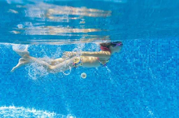 Счастливый улыбающийся подводный ребенок в бассейне — стоковое фото