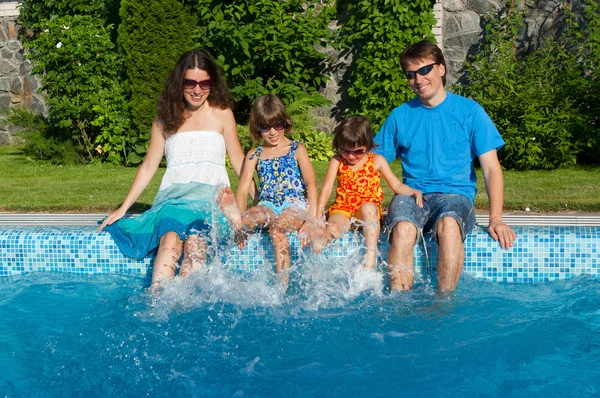 Bonne famille en vacances d'été près de la piscine — Photo