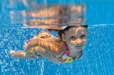 mutlu gülümseyen sualtı çocuk Yüzme Havuzu