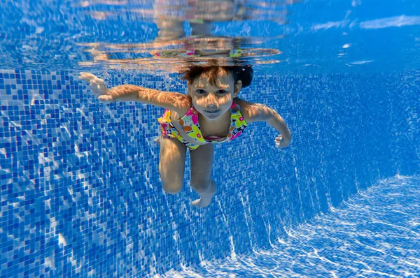 Boldog mosolygó víz alatti gyermek medence — Stock Fotó