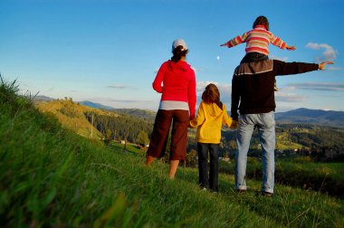 dağlarda dört onların tatil etkin aile