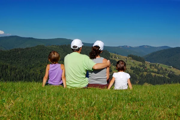 Активная семья из четырех человек на отдыхе в горах — стоковое фото
