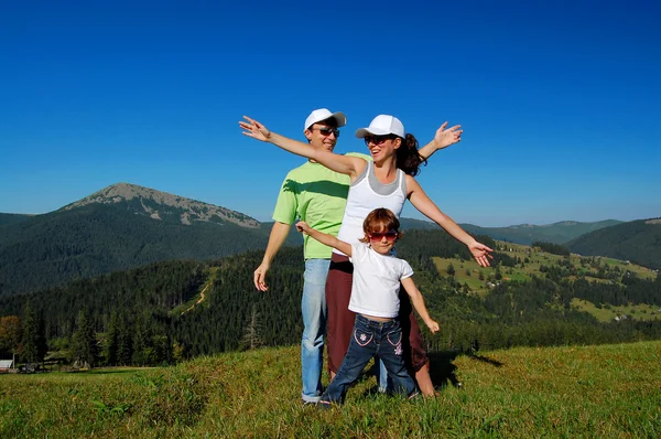Aktív család három, a nyaralás a hegyekben — Stock Fotó