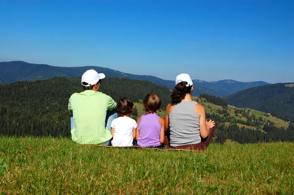 活动四人家庭，关于他们的度假山 — 图库照片