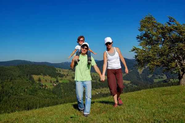 Família ativa de três em suas férias em montanhas — Fotografia de Stock