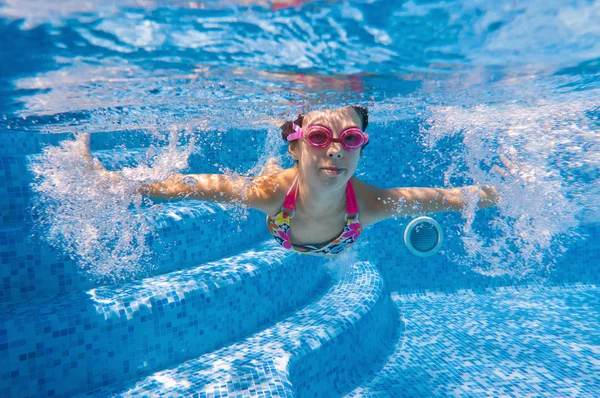 Happy souriant enfant sous-marin dans la piscine — Photo