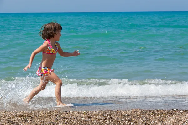 Dítě a moře na pláž prázdniny — Stock fotografie