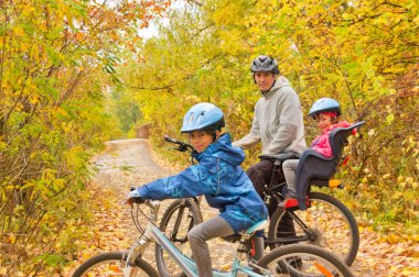 Etkin aile açık havada bisiklet üzerinde Bisiklete binme