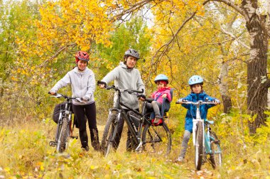 Etkin aile açık havada bisiklet üzerinde Bisiklete binme