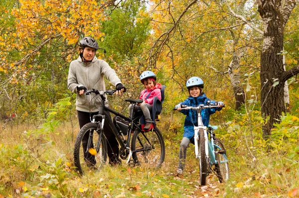 Gelukkige actieve familie fietsen op fietsen buiten — Stockfoto