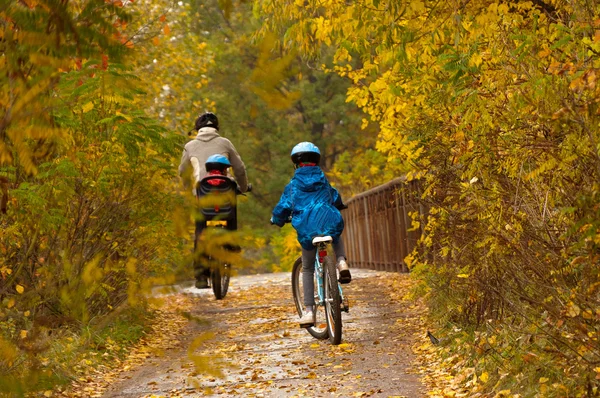 Aktywna rodzina na rowerze na rowery na zewnątrz — Zdjęcie stockowe