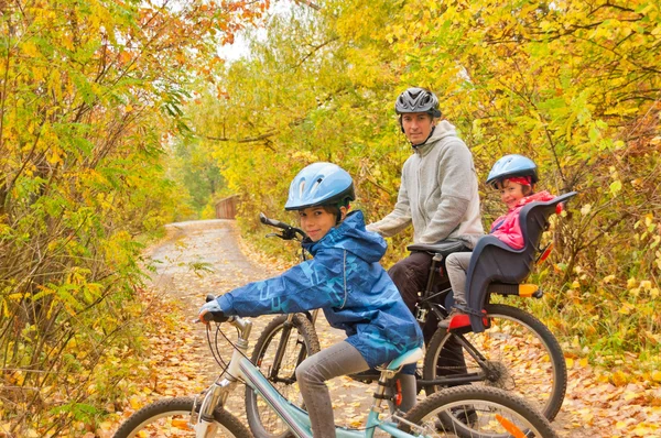 Счастливая активная семейная езда на велосипедах на открытом воздухе — стоковое фото