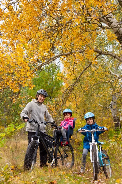 Lycklig aktiv familj cykling på cyklar utomhus — Stockfoto