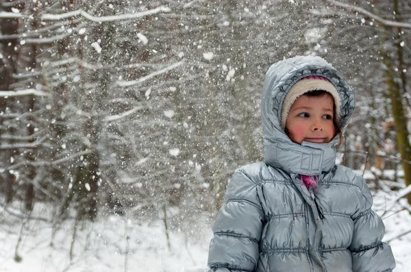 儿童和冬天的雪 — 图库照片