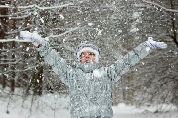 子と冬の雪 — ストック写真