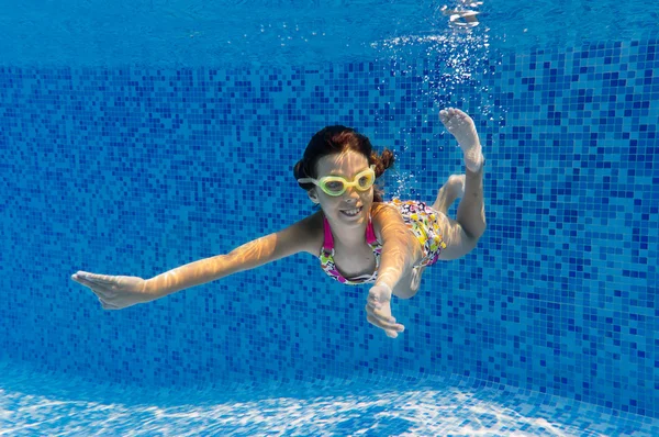 Feliz niño activo bajo el agua nada en la piscina — Foto de Stock