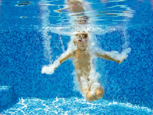 Szczęśliwy aktywne dziecko skacze na basen, podwodne widoki — Zdjęcie stockowe