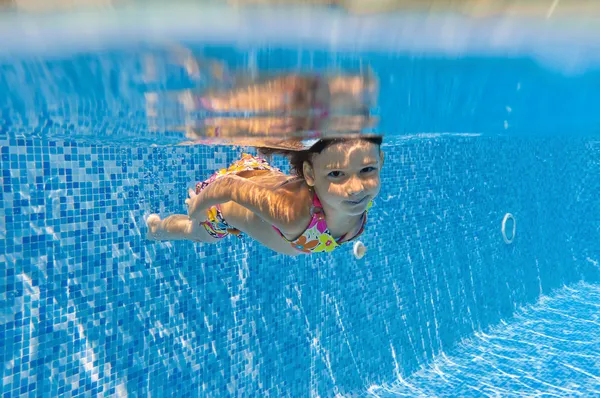 スイミング プールで幸せの笑みを浮かべて水中キッド — ストック写真