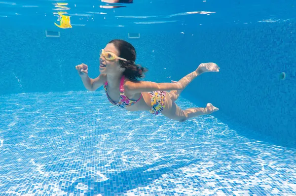 Happy souriant enfant sous-marin dans la piscine — Photo