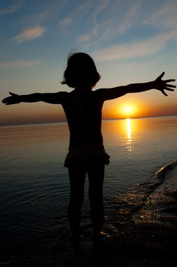 sunset Beach, eğlenceli olan küçük bir kız çocuğu siluet