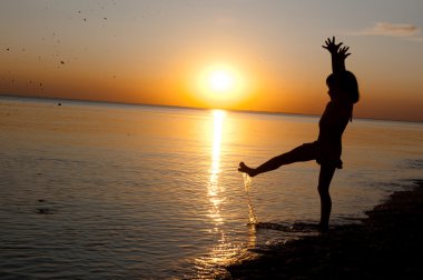 sunset Beach, eğlenceli olan küçük bir kız çocuğu siluet