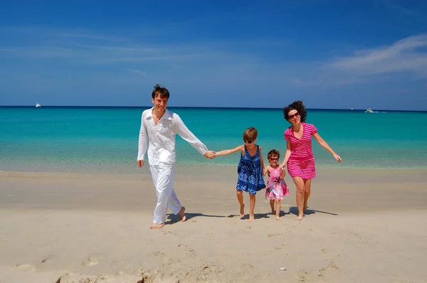 Vacaciones familiares en la playa, verano — Foto de Stock