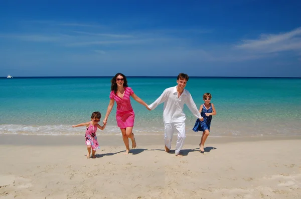 Vacaciones familiares en la playa, verano —  Fotos de Stock