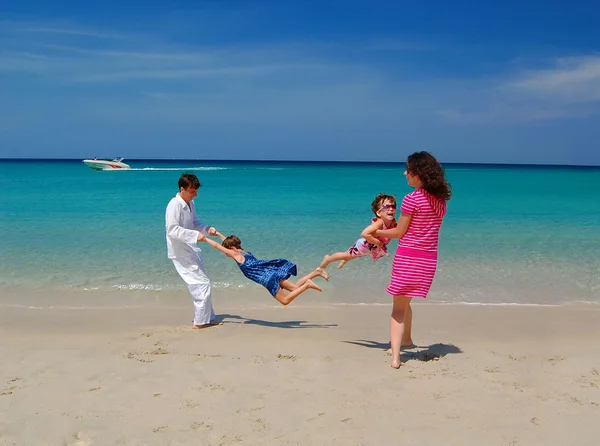 Aile beach tatil, yaz — Stok fotoğraf