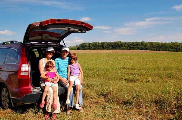 Οικογενειακό αυτοκίνητο ταξίδι στις καλοκαιρινές διακοπές — Φωτογραφία Αρχείου