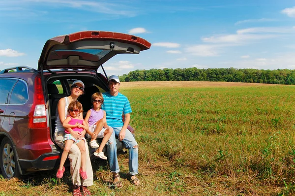 Viaje en coche familiar en vacaciones de verano — Foto de Stock