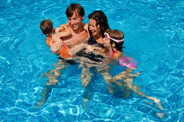 Familia activa feliz con niños en la piscina — Foto de Stock