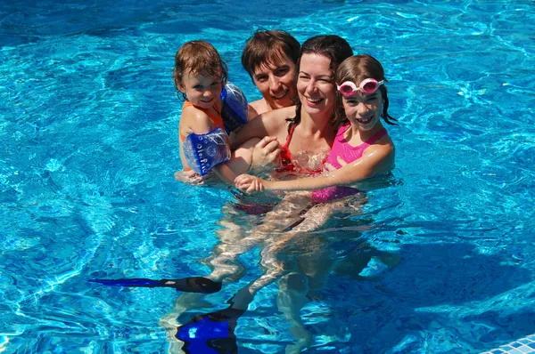 快乐活动的家庭与孩子们在游泳池 — 图库照片
